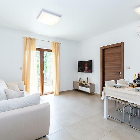 Apartments Gioia โปเรช ภายนอก รูปภาพ